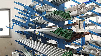 Rayonnage cantilever avec bras inclinés