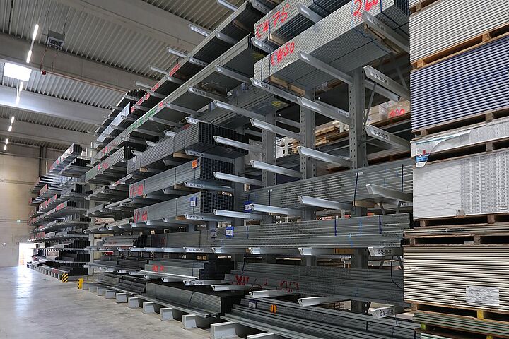 cantilever racking with 10 storage levels