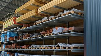 Rayonnage cantilever avec toit et bardage