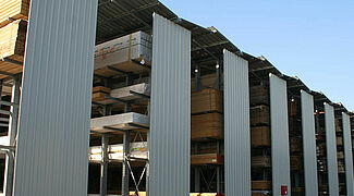 Rayonnage cantilever avec toit et bardage mural