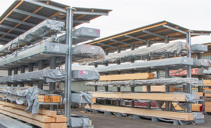 Kragarmregale beidseitig mit Dach